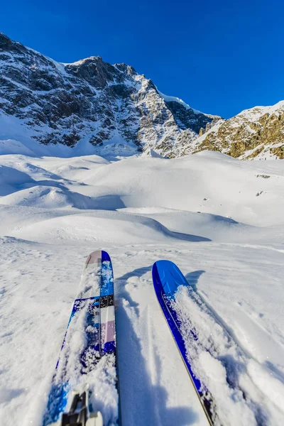 Kış sezonu, dağlar ve tur kayağı backcountry eş Kayak