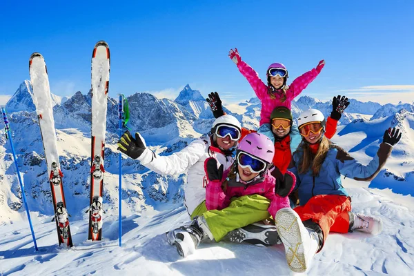 Lycklig familj njuter av vintern semester i bergen. Skid, sol, — Stockfoto