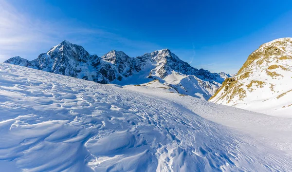 Kış sezonu, Dağları kar. Güney Tirol, Solda İtalya.