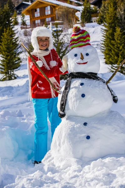 Divertida chica feliz en un suéter nórdico de punto rojo y sombrero caliente p —  Fotos de Stock