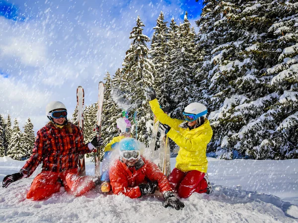 Boldog család élvezheti a téli vakáció hegyekben. Sí, nap, — Stock Fotó