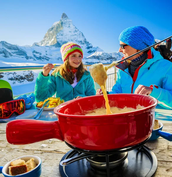 Winter ski semester - skidåkare njuta paus för lunch, berg — Stockfoto