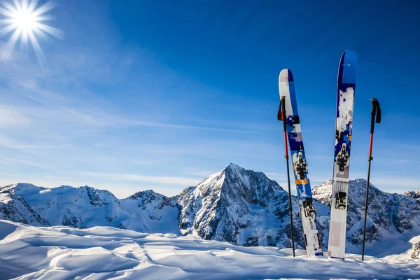 Лыжи в зимний сезон, горы и лыжные туры Backcountry equi — стоковое фото