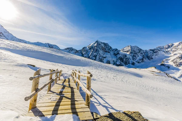 Neve nella stagione invernale, montagne. Alto Adige, Solda in Italia . — Foto Stock