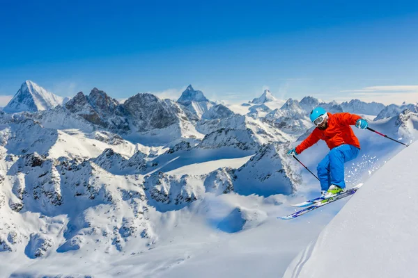 Güzel İsviçreli ünlü dağlarının muhteşem manzaralı Kayak 