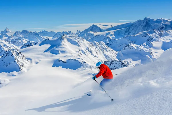 Güzel İsviçreli ünlü dağlarının muhteşem manzaralı Kayak 