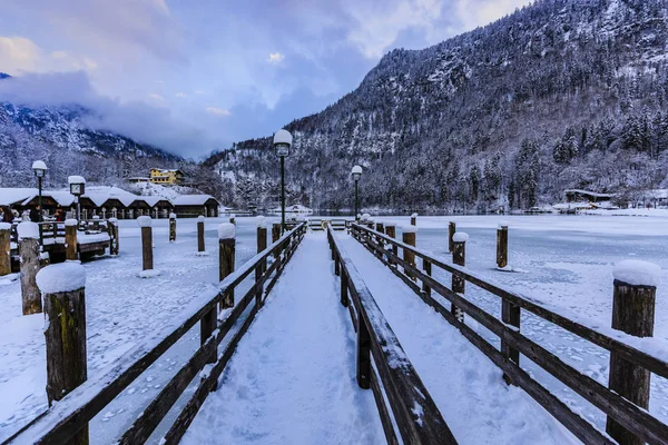 Idyllic winter view of pier alpine lake Koenigsee in Schonau, Be — Stock Photo, Image