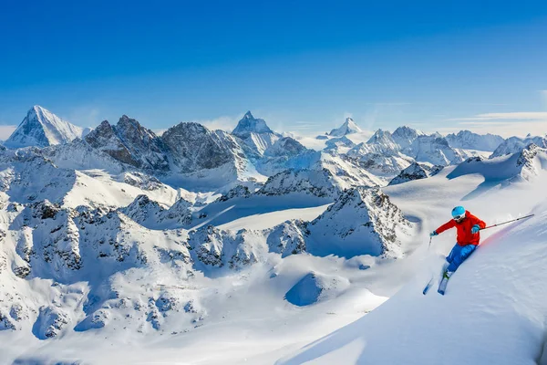 Güzel İsviçreli ünlü dağlarının muhteşem manzaralı Kayak 