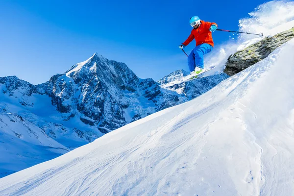 Mountaineer backcountry ski vilandes längs en snöig bergskam med ski — Stockfoto