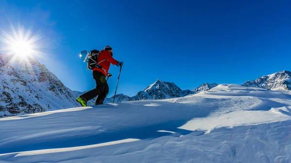 Dağcı backcountry Kayak ile karlı bir sırt boyunca yürüyüş 