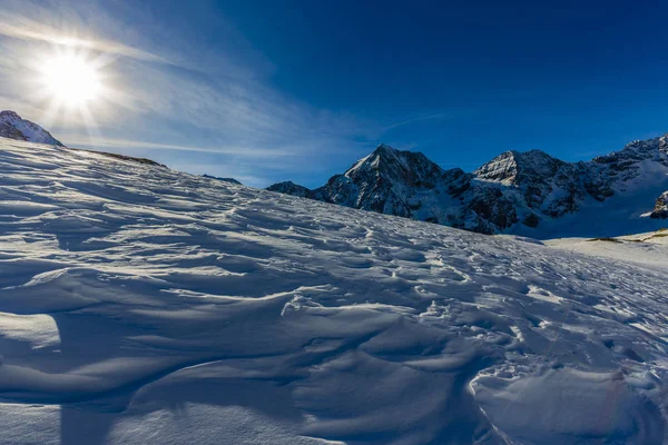 Neve nella stagione invernale, montagne. Alto Adige, Solda in Italia . — Foto Stock