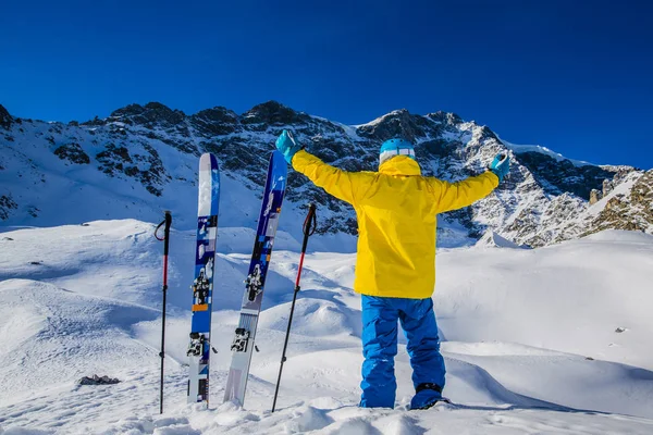 Mountaineer backcountry ski walking up along a snowy ridge with — Stock Photo, Image