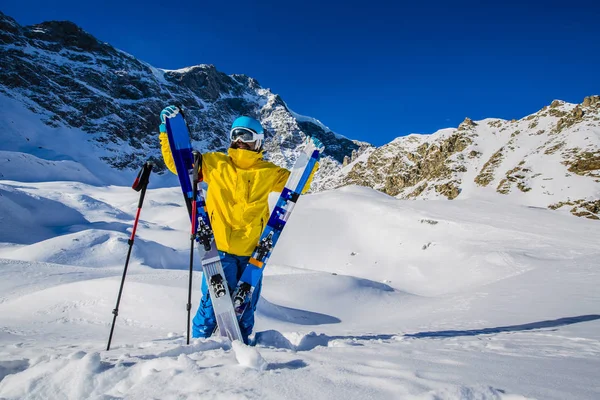 Mountaineer backcountry ski walking up along a snowy ridge with — Stock Photo, Image