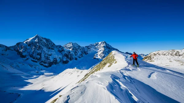 Dağ kayak Ski içinde TZB ile karlı bir sırt boyunca yürüyüş