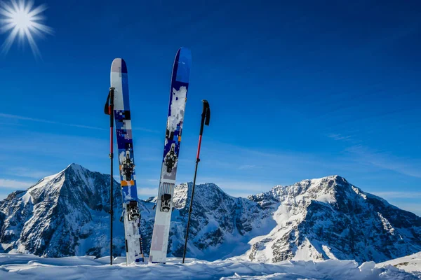 Esquí en temporada de invierno, montañas y esquí de travesía equi backcountry — Foto de Stock