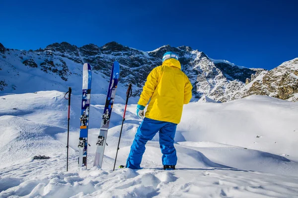 Esquí de montaña backcountry caminar a lo largo de una cresta nevada con — Foto de Stock