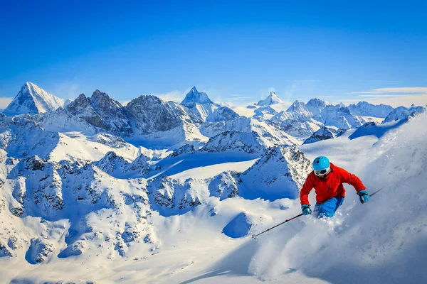 Güzel İsviçreli ünlü dağlarının muhteşem manzaralı Kayak 