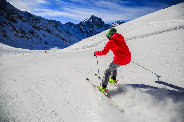 Esquí adolescente en los Alpes italianos. En el fondo cielo azul y espinilla —  Fotos de Stock