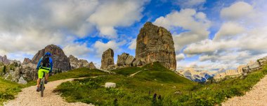 Bisikletçi binme dağ bisikleti Dolomit tek izinde görünümünü