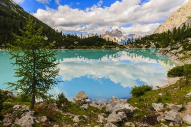 Su muhteşem Turkuaz rengi ile Lago di Sorapiss. Mou