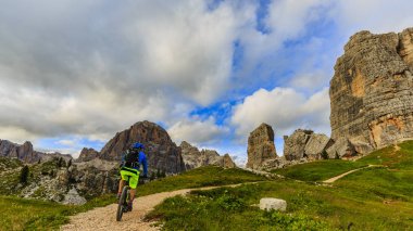 Bisiklet, dağ bisikleti tek iz sürme bisikletçi görüntülemek
