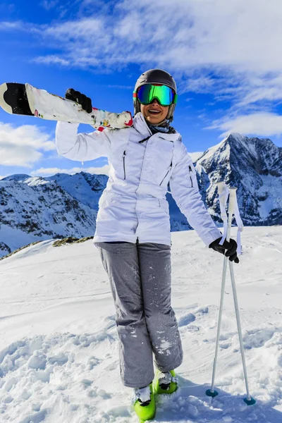 Esquí adolescente en los Alpes italianos. En el fondo cielo azul y espinilla —  Fotos de Stock