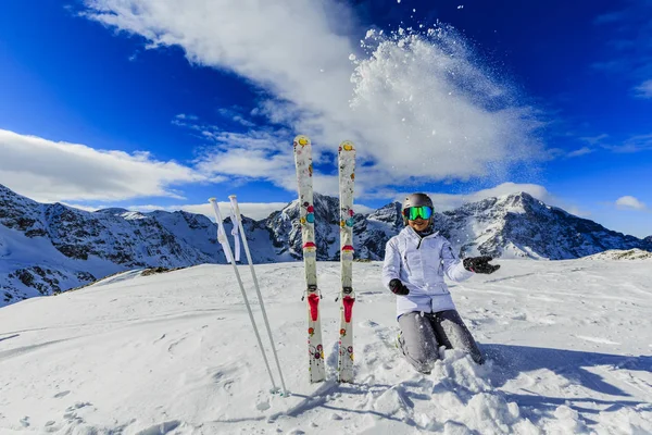 Ski pour adolescents dans les Alpes italiennes. En arrière-plan ciel bleu et tibia — Photo