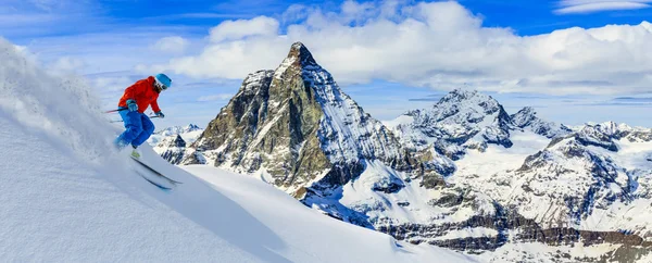 Lyžování s úžasným výhledem na švýcarské slavných hor v krásné — Stock fotografie