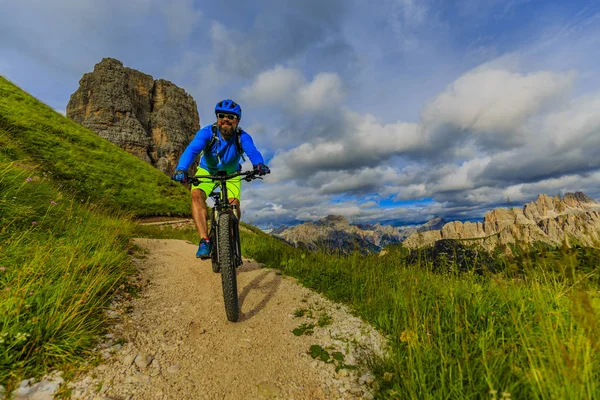 Zobacz rower górski konna kolarz na jeden szlak w Dolomity — Zdjęcie stockowe