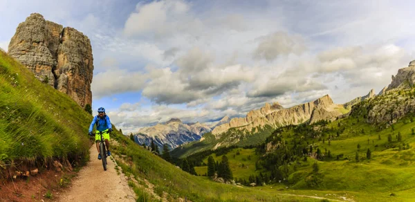 Utsikt över cyklist ridning mountainbike på enstaka spår i dolomit — Stockfoto