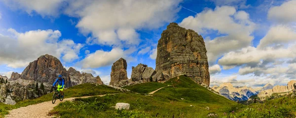 Bisikletçi binme dağ bisikleti Dolomit tek izinde görünümünü