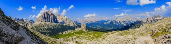 Grote panorama uitzicht op de hoogste Tofana di Rozès en Cinque Torri — Stockfoto