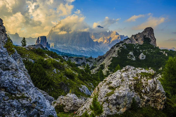 Great sunset view of the top Tofana di Rozes and Cinque Torri ra — Stock Photo, Image