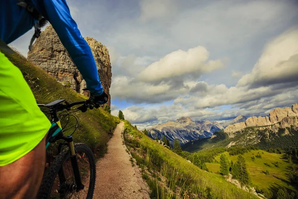 Bisikletçi binme dağ bisikleti Dolomit tek izinde görünümünü