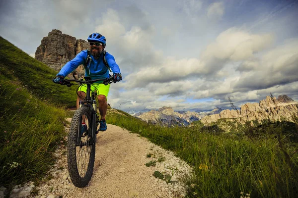 Vista del ciclista montando bicicleta de montaña en un solo sendero en Dolomite — Foto de Stock