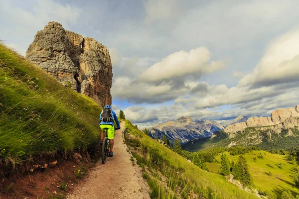Utsikt över cyklist ridning mountainbike på enstaka spår i dolomit — Stockfoto