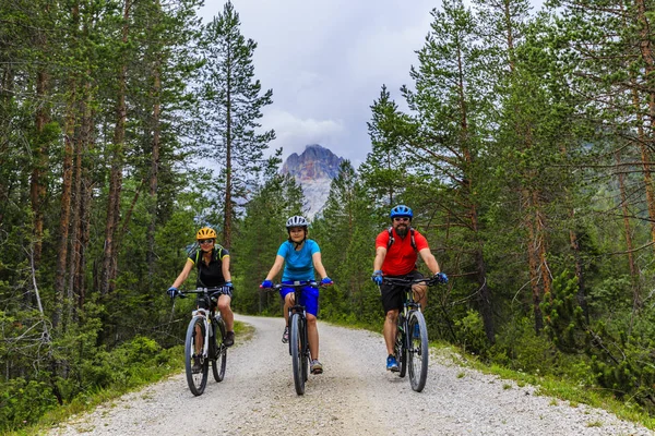 Mountain biking family with bikes on track, Cortina d'Ampezzo, D — Stock Photo, Image