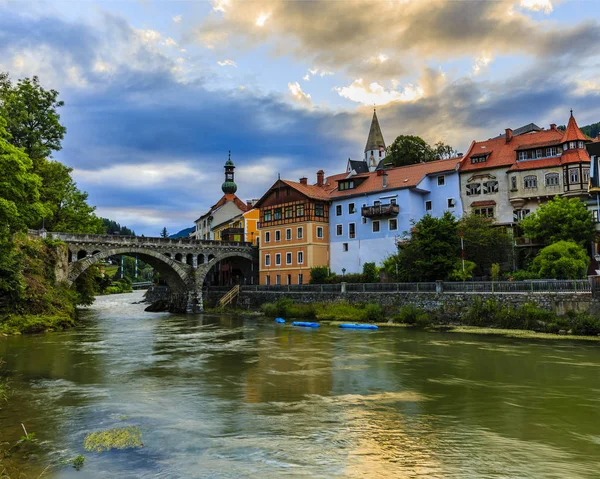 Bella vista sul tramonto della città di Murau con fiume, case e ch — Foto Stock