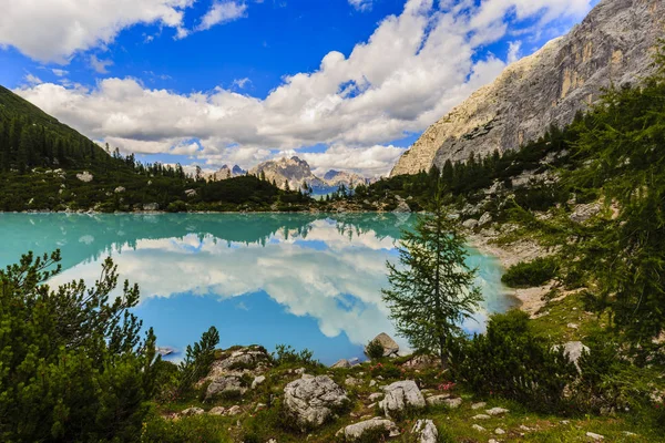 Lago di Sorapiss avec une incroyable couleur turquoise de l'eau. Le mou — Photo