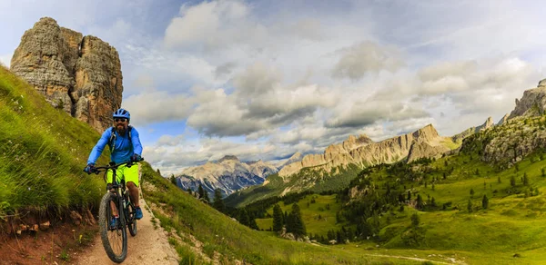 Bisikletçi binme dağ bisikleti Dolomit tek izinde görünümünü — Stok fotoğraf