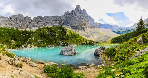 Lago di Sorapiss cu o culoare turcoaz uimitoare de apă. Mou — Fotografie, imagine de stoc