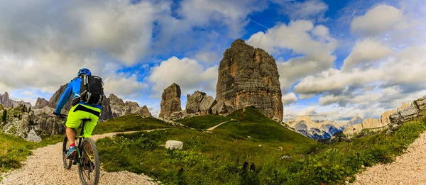 Bisikletçi binme dağ bisikleti Dolomit tek izinde görünümünü