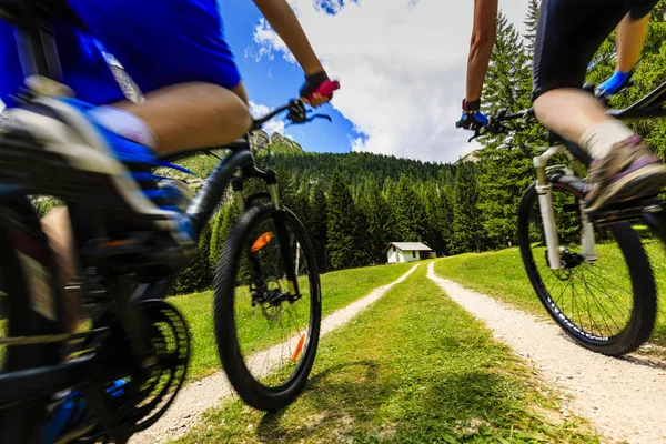 Berg fietsen paar met fietsen op de rails, Cortina d'Ampezzo, — Stockfoto