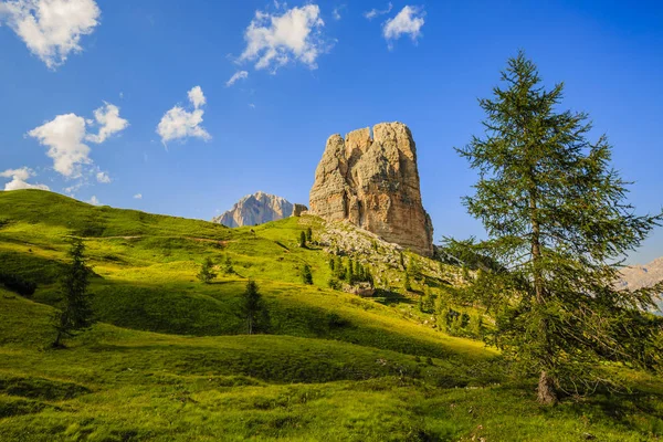 Great sunset view of the top Tofana di Rozes and Cinque Torri ra — Stock Photo, Image