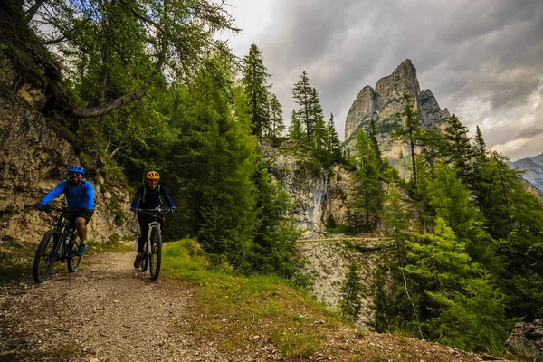 Mountain cycling couple with bikes on track, Cortina d'Ampezzo, — Stock Photo, Image