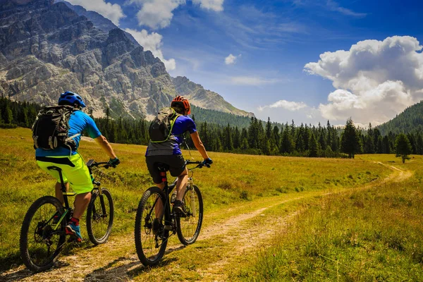 Berg fietsen paar met fietsen op de rails, Cortina d'Ampezzo, — Stockfoto