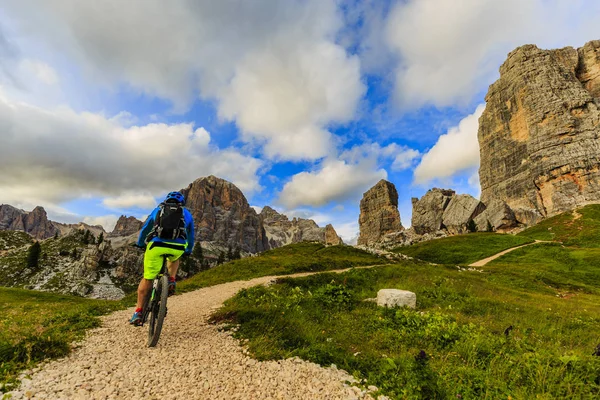 Fietsen, bekijken van fietser mountainbike rijden op één trail in — Stockfoto
