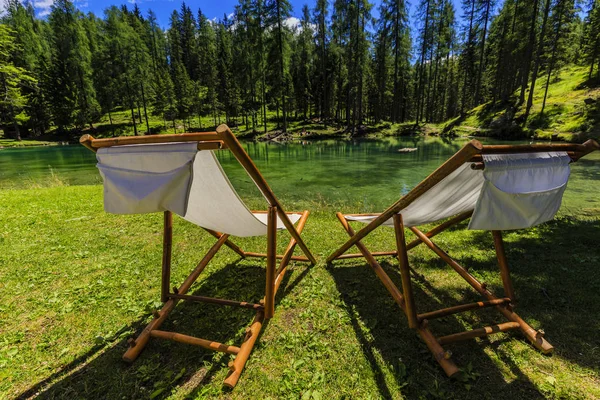 Par de cadeira branca na praia do lago relaxante no dia ensolarado, Lago — Fotografia de Stock