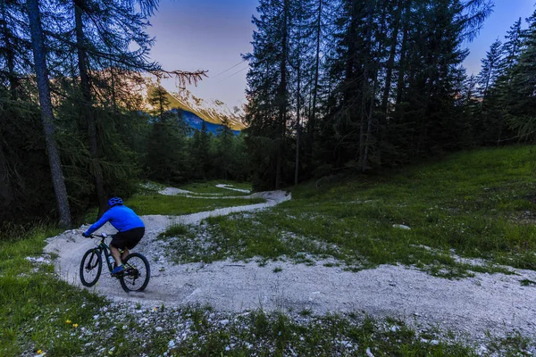 Ciclismo, Vista do ciclista andar de bicicleta de montanha em uma única trilha em — Fotografia de Stock