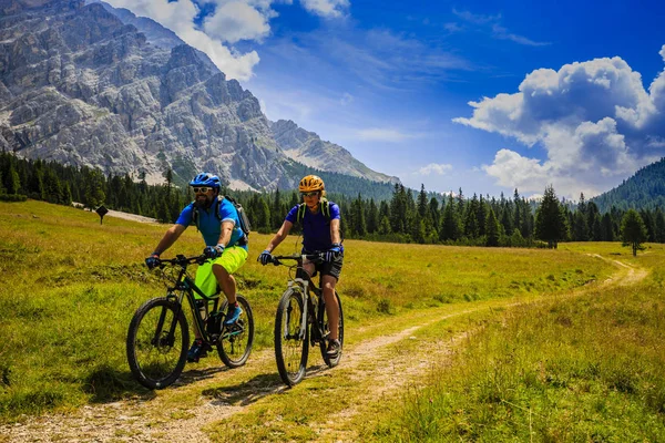 Rocky Dağları çarpıcı Cortina d'Ampezzo Bisiklete binme turist 